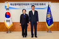 한성숙 국무총리가 9월 2일 서울 종로구 정부서울청사에서 열린 해상풍력발전위원회 민간위원 위촉식에서 위촉장을 수여하고 있다.