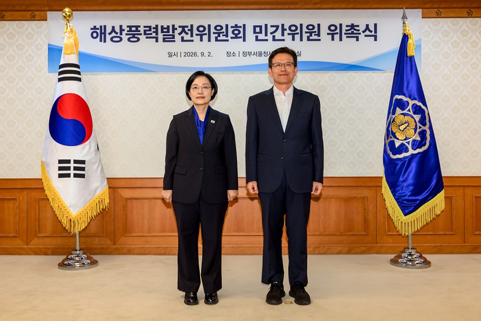 한성숙 국무총리가 9월 2일 서울 종로구 정부서울청사에서 열린 해상풍력발전위원회 민간위원 위촉식에서 위촉장을 수여하고 있다.