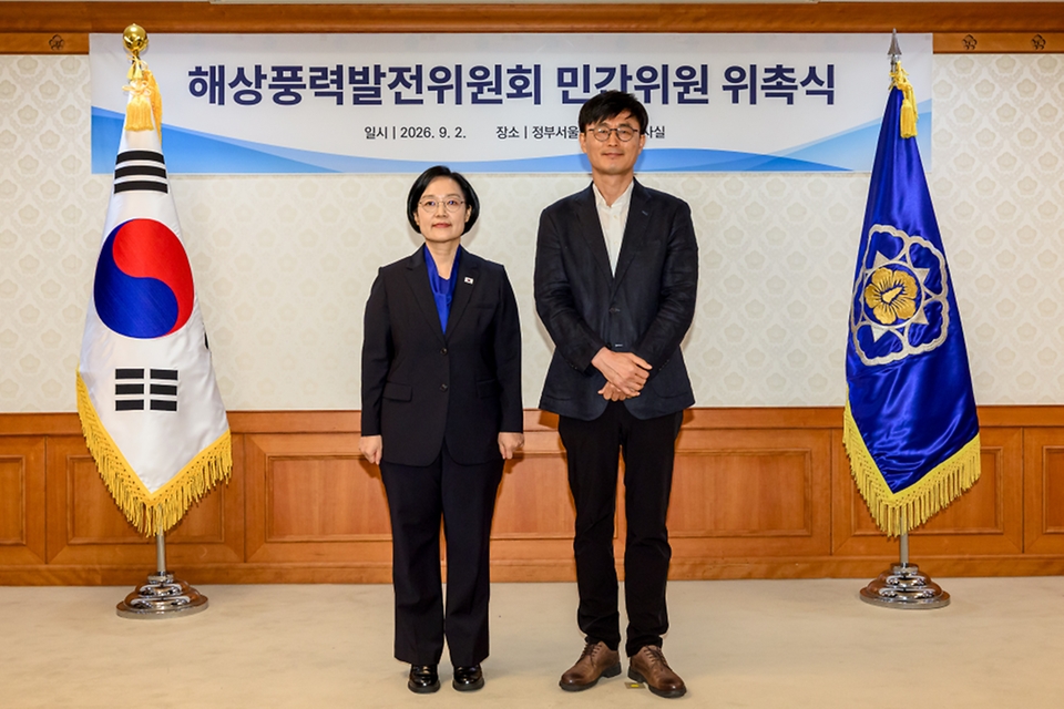 한성숙 국무총리가 9월 2일 서울 종로구 정부서울청사에서 열린 해상풍력발전위원회 민간위원 위촉식에서 위촉장을 수여하고 있다.