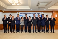 한성숙 국무총리가 9월 2일 서울 종로구 정부서울청사에서 열린 해상풍력발전위원회 민간위원 위촉식에서 위촉장을 수여하고 있다.