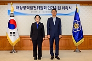한성숙 국무총리가 9월 2일 서울 종로구 정부서울청사에서 열린 해상풍력발전위원회 민간위원 위촉식에서 위촉장을 수여하고 있다.