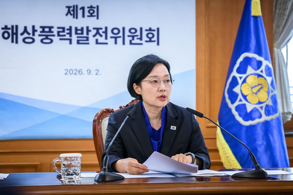 한성숙 국무총리가 9월 2일 서울 종로구 정부서울청사에서 해상풍력발전위원회 1차 회의를 주재하고 있다.
