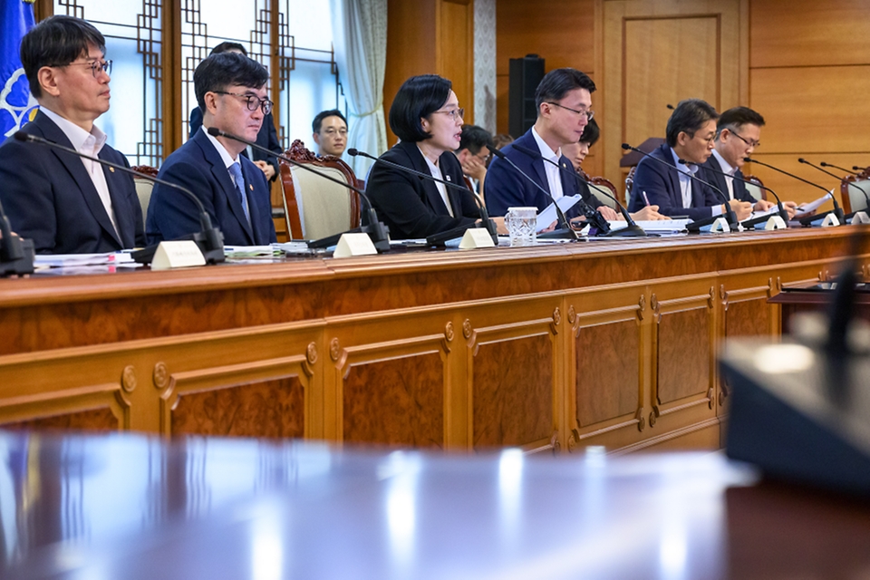 한성숙 국무총리가 9월 1일 서울 종로구 정부서울청사에서 국토대전환 범정부 추진협의회 제4차 회의를 주재하고 있다.