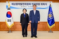 한성숙 국무총리가 9월 2일 서울 종로구 정부서울청사에서 열린 해상풍력발전위원회 민간위원 위촉식에서 위촉장을 수여하고 있다.
