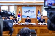 한성숙 국무총리가 9월 2일 서울 종로구 정부서울청사에서 해상풍력발전위원회 1차 회의를 주재하고 있다.