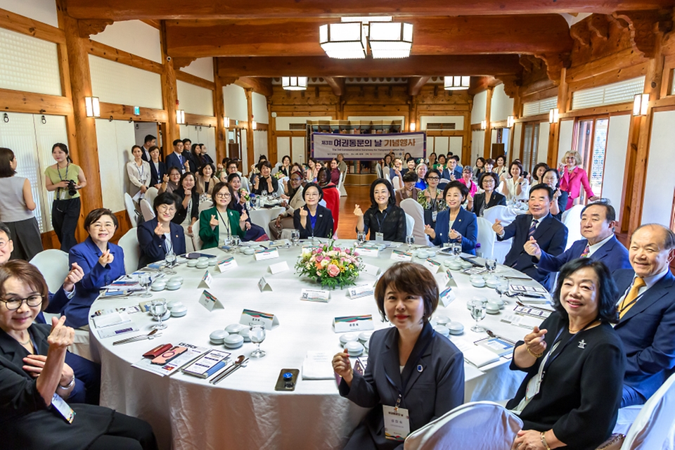 한성숙 국무총리가 9월 2일 국회 사랑재에서 한국여성의정이 연 제3회 여권통문의 날 기념행사에 참석하고 있다.
