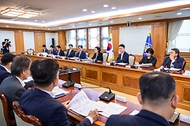 한성숙 국무총리가 9월 1일 서울 종로구 정부서울청사에서 국토대전환 범정부 추진협의회 제4차 회의를 주재하고 있다.