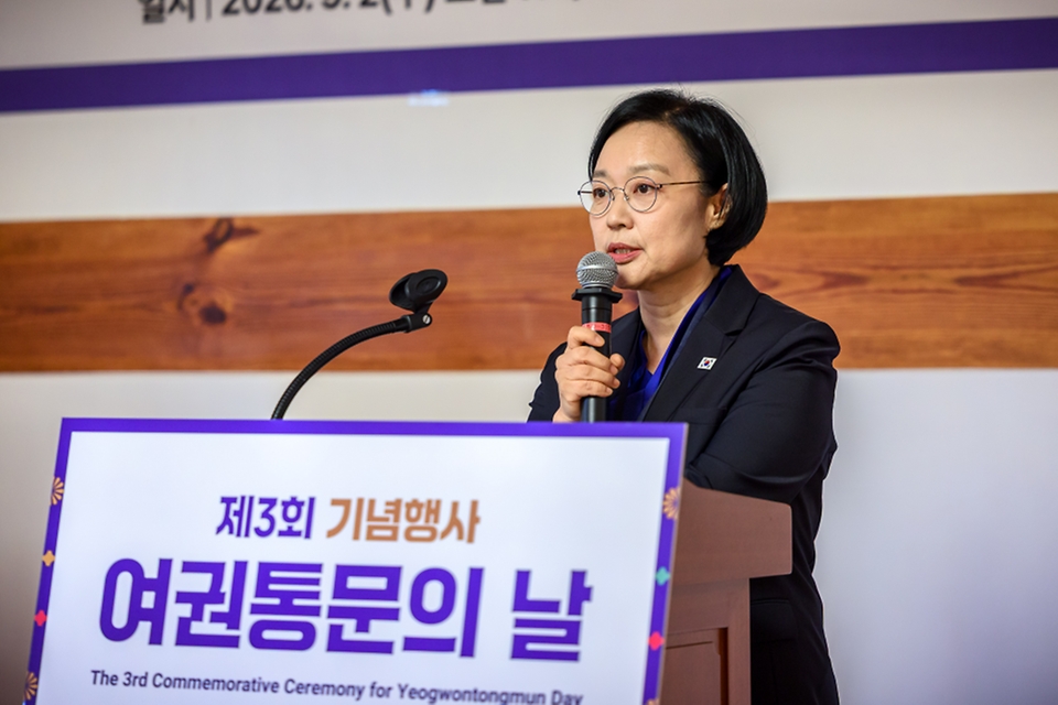 한성숙 국무총리가 9월 2일 국회 사랑재에서 한국여성의정이 연 제3회 여권통문의 날 기념행사에 참석하고 있다.