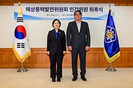 한성숙 국무총리가 9월 2일 서울 종로구 정부서울청사에서 열린 해상풍력발전위원회 민간위원 위촉식에서 위촉장을 수여하고 있다.