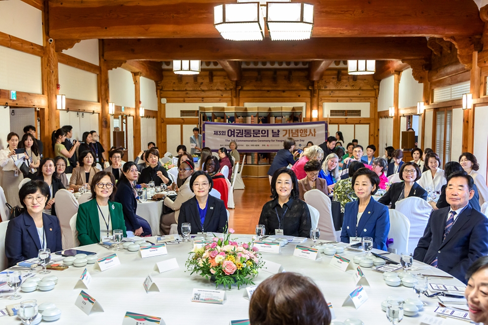 한성숙 국무총리가 9월 2일 국회 사랑재에서 한국여성의정이 연 제3회 여권통문의 날 기념행사에 참석하고 있다.