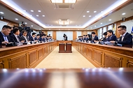 한성숙 국무총리가 9월 1일 서울 종로구 정부서울청사에서 국토대전환 범정부 추진협의회 제4차 회의를 주재하고 있다.