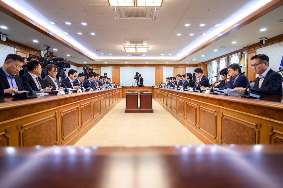 한성숙 국무총리가 9월 1일 서울 종로구 정부서울청사에서 국토대전환 범정부 추진협의회 제4차 회의를 주재하고 있다.