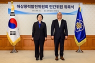 한성숙 국무총리가 9월 2일 서울 종로구 정부서울청사에서 열린 해상풍력발전위원회 민간위원 위촉식에서 위촉장을 수여하고 있다.