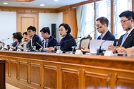 한성숙 국무총리가 9월 2일 서울 종로구 정부서울청사에서 해상풍력발전위원회 1차 회의를 주재하고 있다.