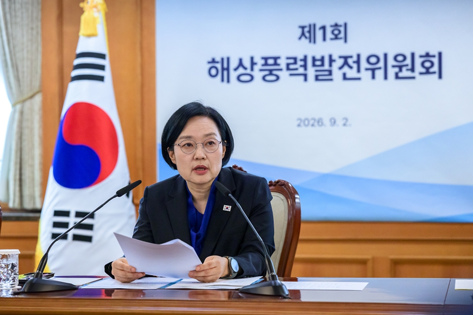 한성숙 국무총리가 9월 2일 서울 종로구 정부서울청사에서 해상풍력발전위원회 1차 회의를 주재하고 있다.