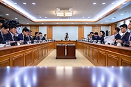 한성숙 국무총리가 9월 2일 서울 종로구 정부서울청사에서 해상풍력발전위원회 1차 회의를 주재하고 있다.