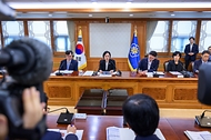 한성숙 국무총리가 9월 1일 서울 종로구 정부서울청사에서 국토대전환 범정부 추진협의회 제4차 회의를 주재하고 있다.