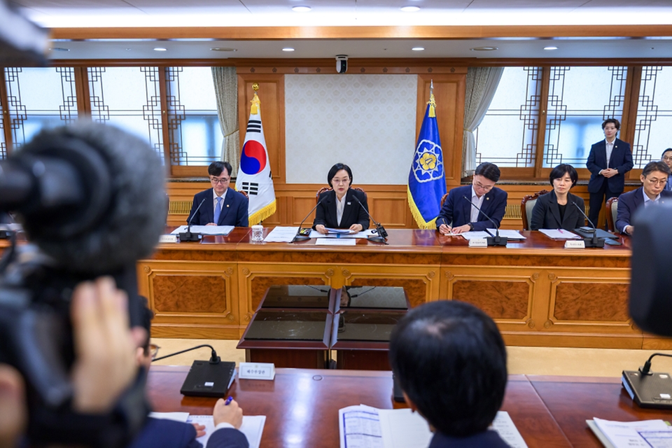 한성숙 국무총리가 9월 1일 서울 종로구 정부서울청사에서 국토대전환 범정부 추진협의회 제4차 회의를 주재하고 있다.
