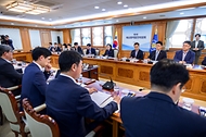 한성숙 국무총리가 9월 2일 서울 종로구 정부서울청사에서 해상풍력발전위원회 1차 회의를 주재하고 있다.