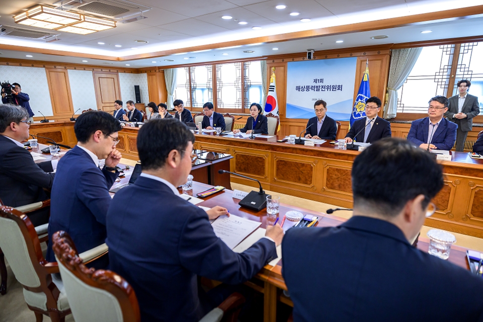 한성숙 국무총리가 9월 2일 서울 종로구 정부서울청사에서 해상풍력발전위원회 1차 회의를 주재하고 있다.
