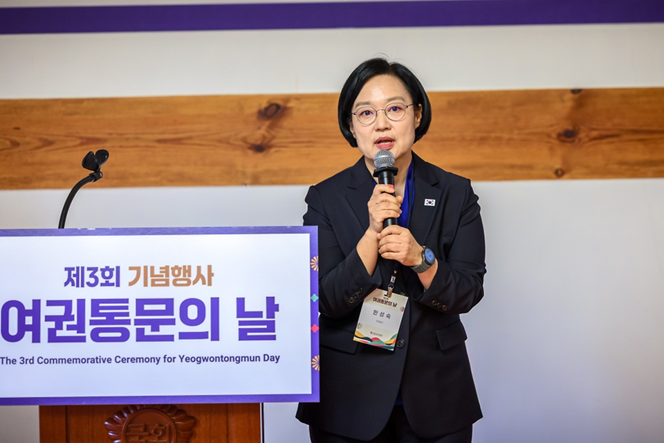 한성숙 국무총리가 9월 2일 국회 사랑재에서 한국여성의정이 연 제3회 여권통문의 날 기념행사에 참석하고 있다.