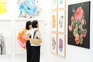 프리즈 서울과 키아프 서울이 9월 2일 서울 강남구 코엑스에서 막을 올렸다. 개막 첫날 코엑스에서 열린 '키아프 서울 2026'을 찾은 관람객들이 작품을 살펴보고 있다. 올해 5회째인 '프리즈 서울 2026'에는 30개 국가·지역에서 133개 갤러리가 참여했다. 프리즈 서울은 5일까지, 키아프 서울은 6일까지 열린다.