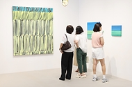 프리즈 서울과 키아프 서울이 9월 2일 서울 강남구 코엑스에서 막을 올렸다. 개막 첫날 코엑스에서 열린 '키아프 서울 2026'을 찾은 관람객들이 작품을 살펴보고 있다. 올해 5회째인 '프리즈 서울 2026'에는 30개 국가·지역에서 133개 갤러리가 참여했다. 프리즈 서울은 5일까지, 키아프 서울은 6일까지 열린다.