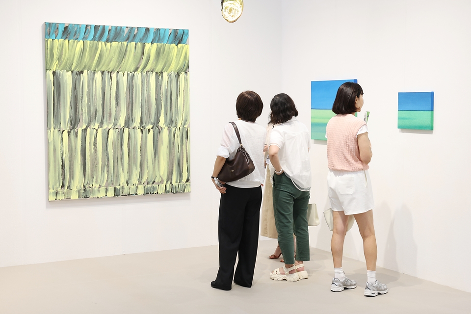 프리즈 서울과 키아프 서울이 9월 2일 서울 강남구 코엑스에서 막을 올렸다. 개막 첫날 코엑스에서 열린 '키아프 서울 2026'을 찾은 관람객들이 작품을 살펴보고 있다. 올해 5회째인 '프리즈 서울 2026'에는 30개 국가·지역에서 133개 갤러리가 참여했다. 프리즈 서울은 5일까지, 키아프 서울은 6일까지 열린다.