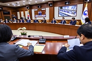 한성숙 국무총리가 9월 3일 서울 종로구 정부서울청사에서 국가정책조정회의를 주재하고 있다.