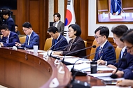 한성숙 국무총리가 9월 3일 서울 종로구 정부서울청사에서 국가정책조정회의를 주재하고 있다.
