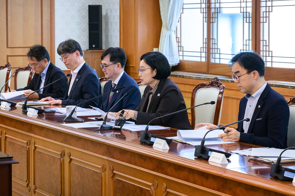 한성숙 국무총리가 9월 3일 서울 종로구 정부서울청사에서 제2차 범부처 주택 신속공급 점검회의를 주재하고 있다.