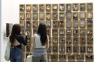 프리즈 서울과 키아프 서울이 9월 2일 서울 강남구 코엑스에서 막을 올렸다. 개막 첫날 코엑스에서 열린 '키아프 서울 2026'을 찾은 관람객들이 작품을 살펴보고 있다. 올해 5회째인 '프리즈 서울 2026'에는 30개 국가·지역에서 133개 갤러리가 참여했다. 프리즈 서울은 5일까지, 키아프 서울은 6일까지 열린다.