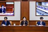 한성숙 국무총리가 9월 3일 서울 종로구 정부서울청사에서 국가정책조정회의를 주재하고 있다.
