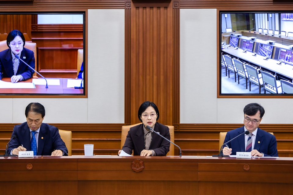한성숙 국무총리가 9월 3일 서울 종로구 정부서울청사에서 국가정책조정회의를 주재하고 있다.