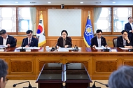 한성숙 국무총리가 9월 3일 서울 종로구 정부서울청사에서 제2차 범부처 주택 신속공급 점검회의를 주재하고 있다.
