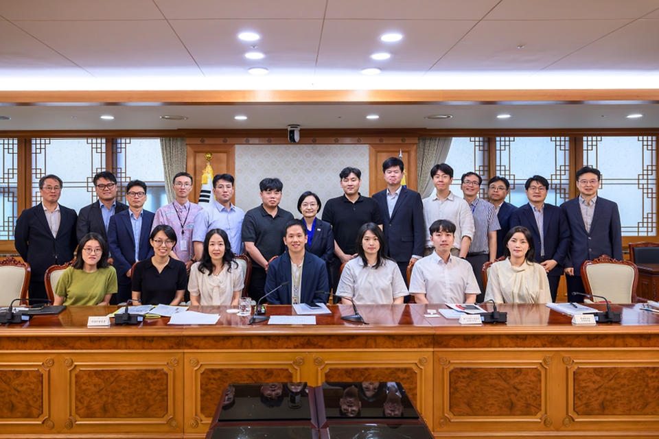 한성숙 국무총리가 9월 2일 서울 종로구 정부서울청사에서 인공지능(AI) 행정혁신 우수 공직자 간담회를 주재하고 있다.