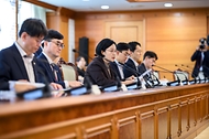 한성숙 국무총리가 9월 3일 서울 종로구 정부서울청사에서 제2차 범부처 주택 신속공급 점검회의를 주재하고 있다.