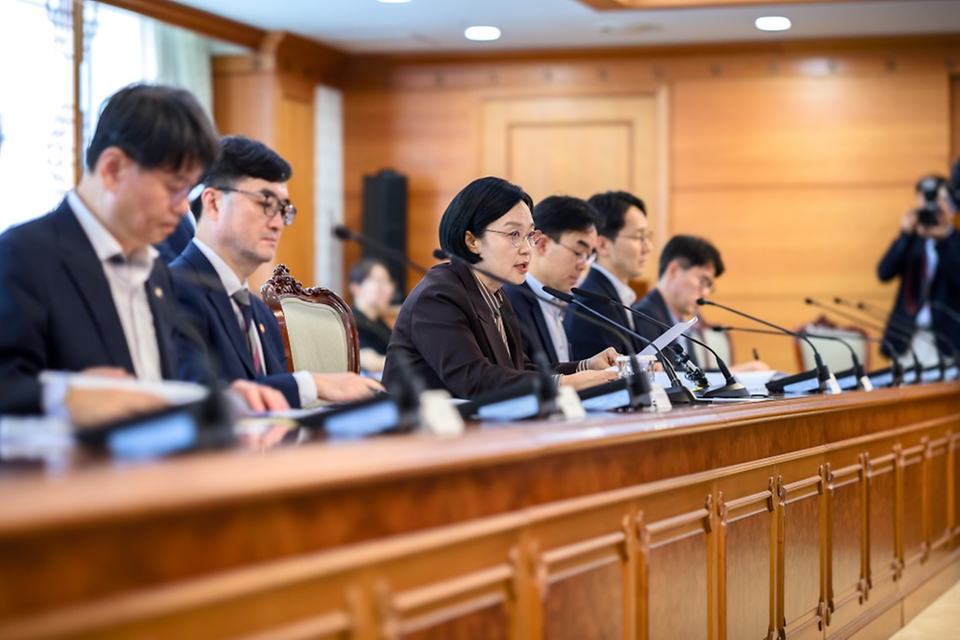 한성숙 국무총리가 9월 3일 서울 종로구 정부서울청사에서 제2차 범부처 주택 신속공급 점검회의를 주재하고 있다.