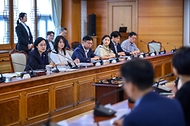 한성숙 국무총리가 9월 2일 서울 종로구 정부서울청사에서 인공지능(AI) 행정혁신 우수 공직자 간담회를 주재하고 있다.