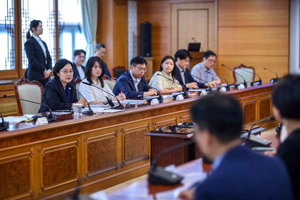 한성숙 국무총리가 9월 2일 서울 종로구 정부서울청사에서 인공지능(AI) 행정혁신 우수 공직자 간담회를 주재하고 있다.