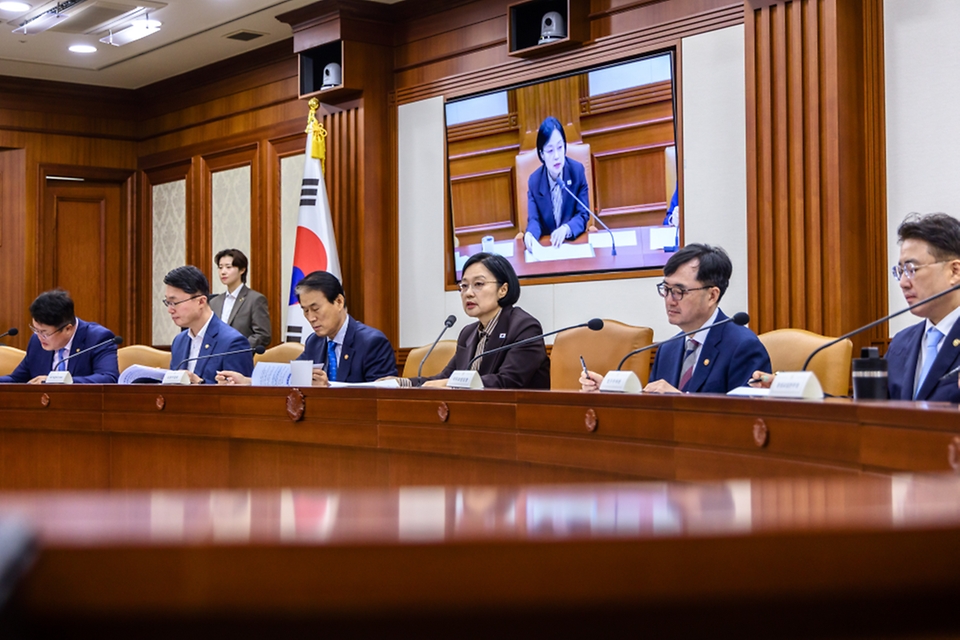 한성숙 국무총리가 9월 3일 서울 종로구 정부서울청사에서 국가정책조정회의를 주재하고 있다.