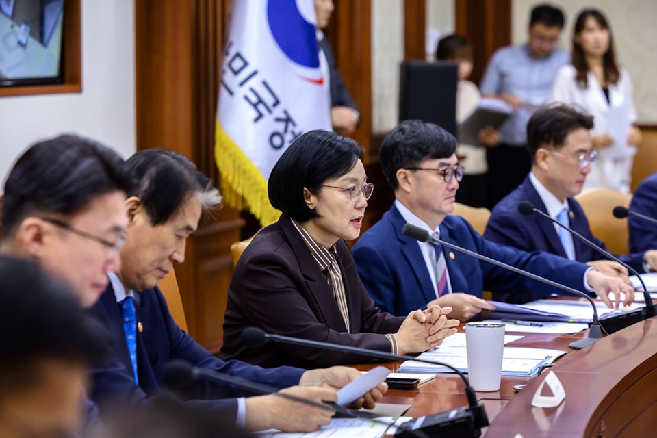 한성숙 국무총리가 9월 3일 서울 종로구 정부서울청사에서 국가정책조정회의를 주재하고 있다.