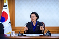 한성숙 국무총리가 9월 2일 서울 종로구 정부서울청사에서 인공지능(AI) 행정혁신 우수 공직자 간담회를 주재하고 있다.