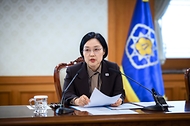 한성숙 국무총리가 9월 3일 서울 종로구 정부서울청사에서 제2차 범부처 주택 신속공급 점검회의를 주재하고 있다.