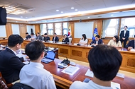 한성숙 국무총리가 9월 2일 서울 종로구 정부서울청사에서 인공지능(AI) 행정혁신 우수 공직자 간담회를 주재하고 있다.