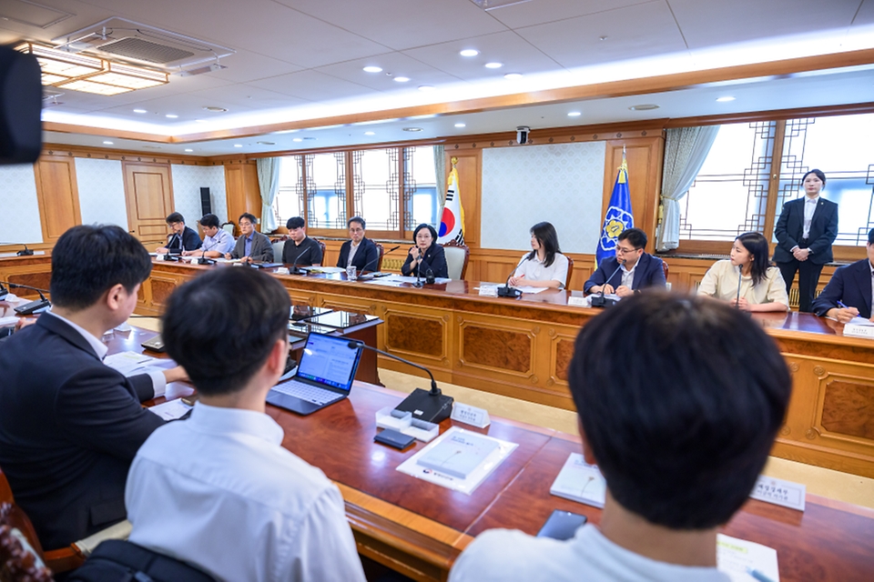 한성숙 국무총리가 9월 2일 서울 종로구 정부서울청사에서 인공지능(AI) 행정혁신 우수 공직자 간담회를 주재하고 있다.