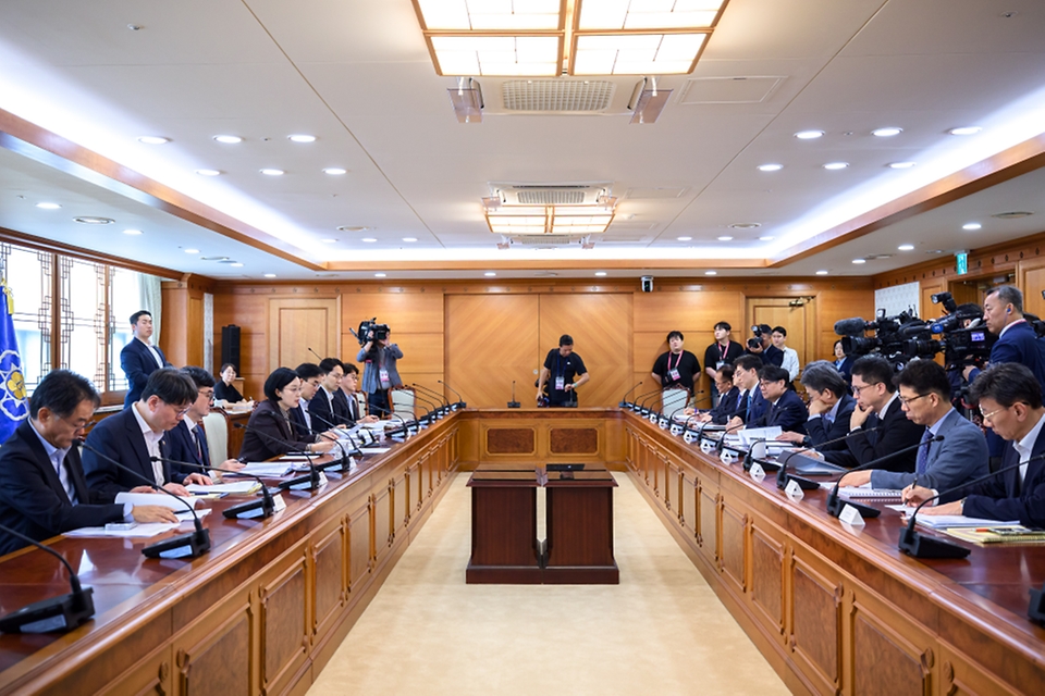 한성숙 국무총리가 9월 3일 서울 종로구 정부서울청사에서 제2차 범부처 주택 신속공급 점검회의를 주재하고 있다.