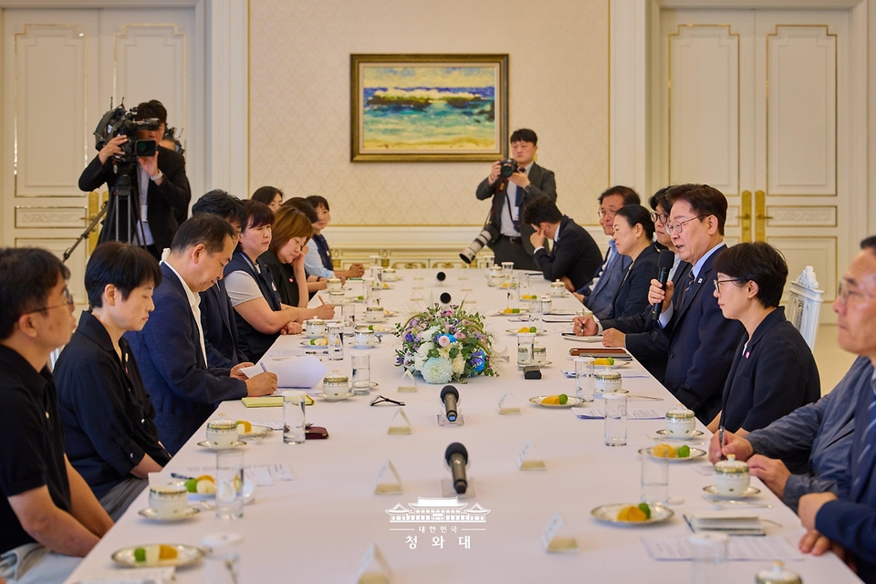 이재명 대통령이 9월 4일 청와대에서 열린 시민사회 초청 간담회에서 인사말을 하고 있다.