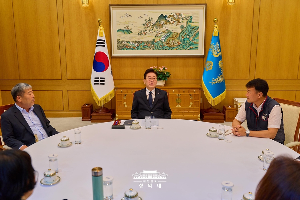 이재명 대통령이 9월 3일 청와대에서 김동명 한국노총 위원장, 양경수 민주노총 위원장과 차담을 나누고 있다.