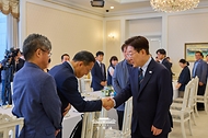 이재명 대통령이 9월 4일 청와대에서 열린 시민사회 초청 간담회에서 참석자들과 인사하고 있다.